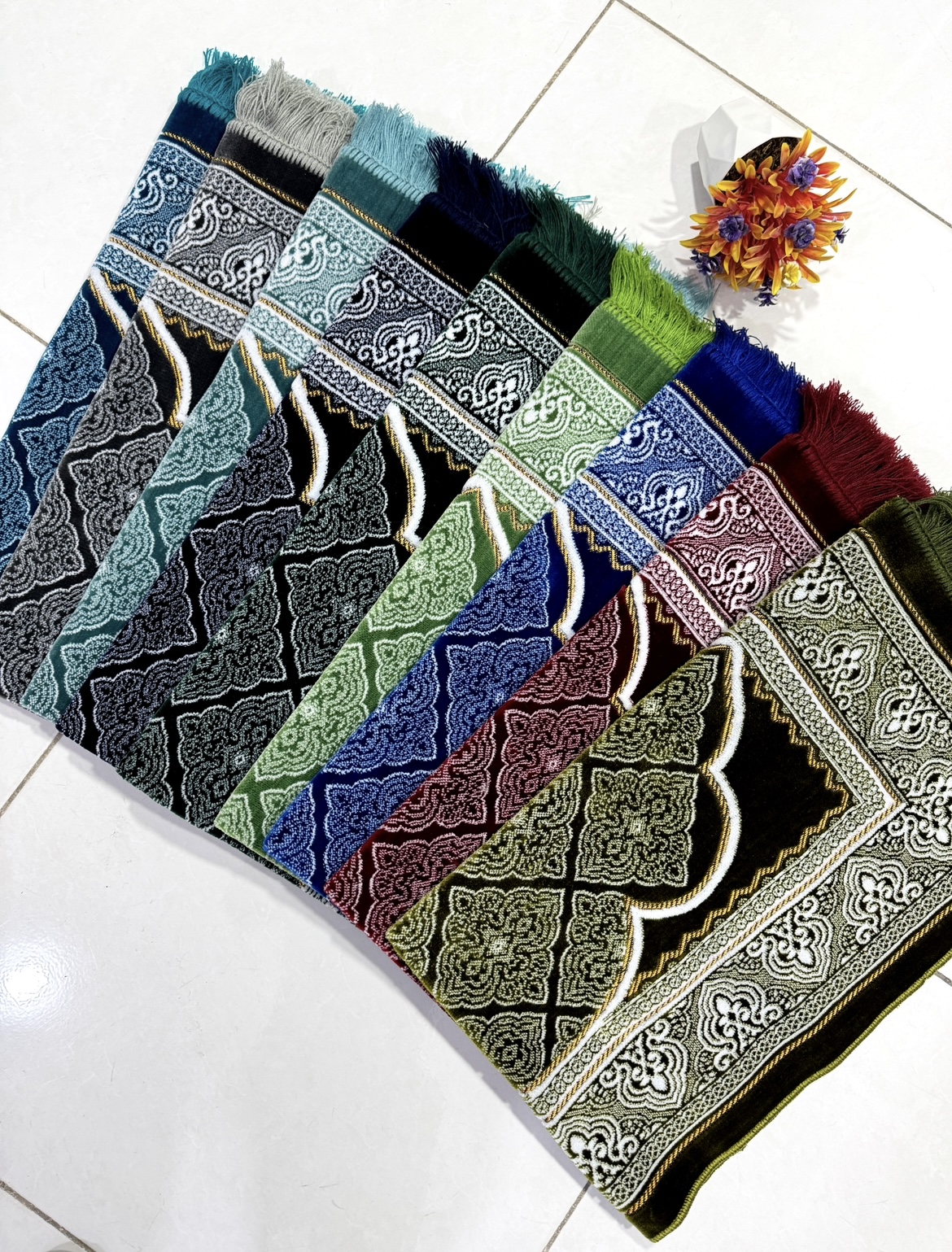 جانماز مخمل طرح گلدان در رنگبندی متنوع و سایز ۷۰ در ۱۱۵ استاندارد