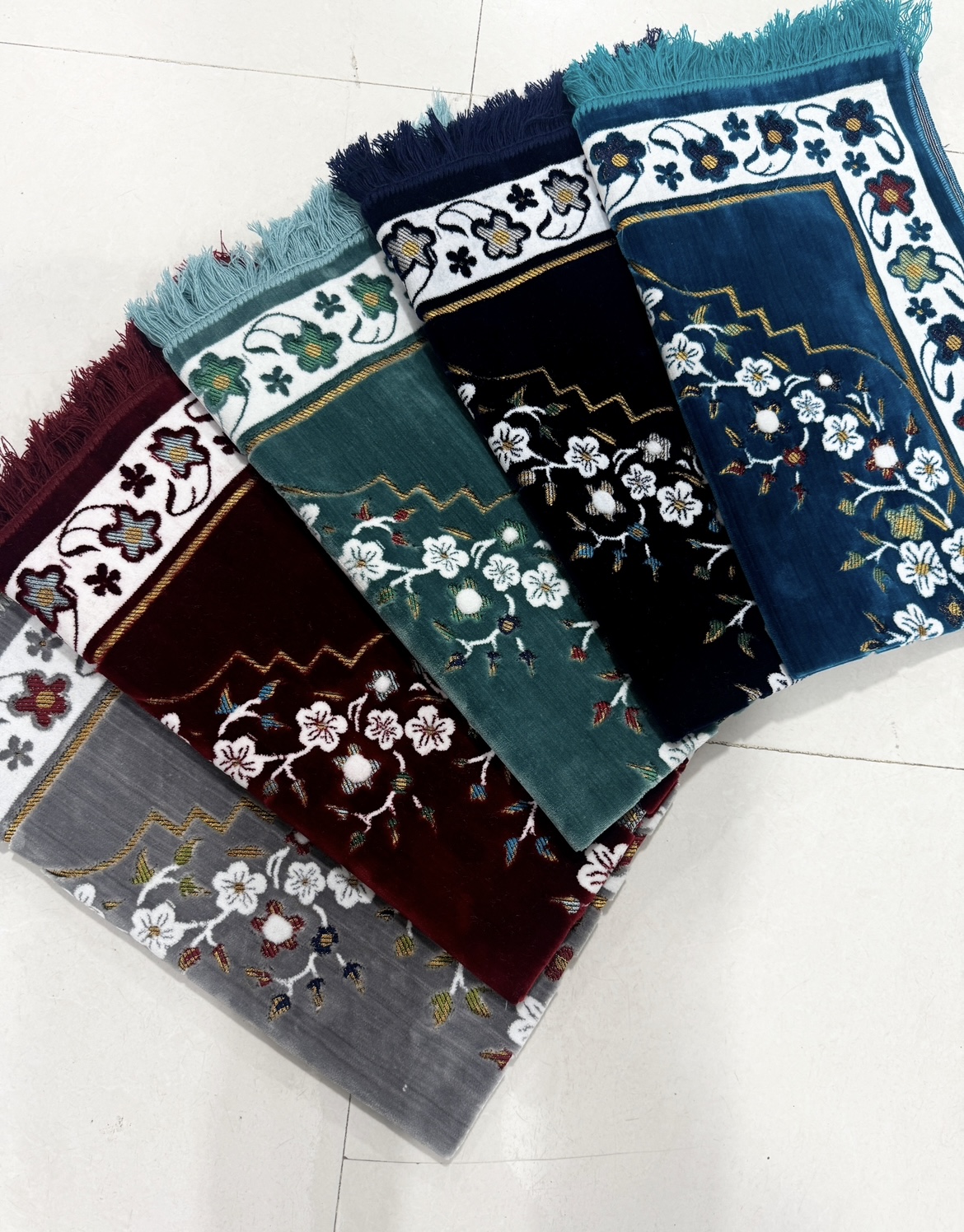 جانماز نفیس جنس مخمل جنس درجه یک گرم بالا در رنگبندی متنوع