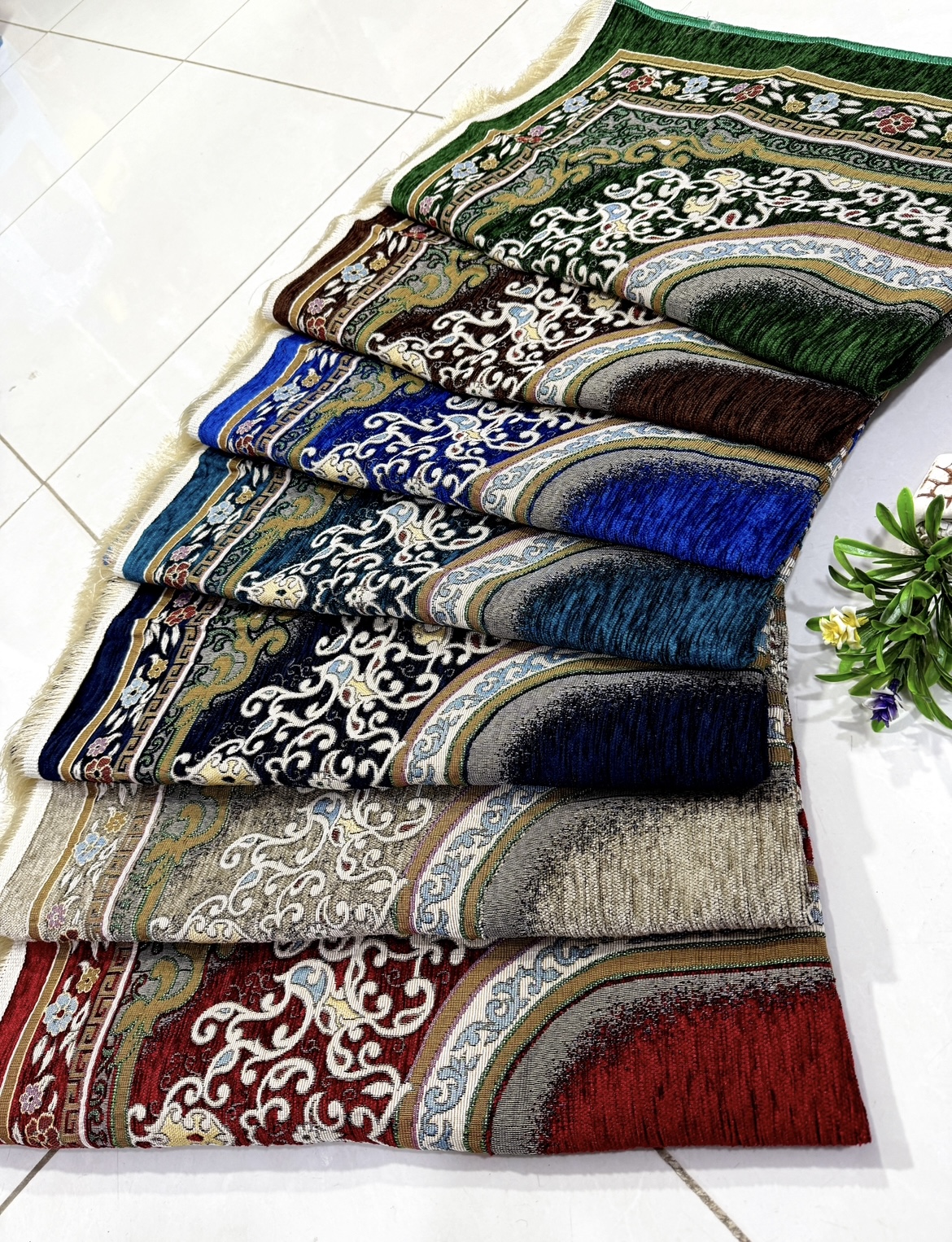 جانماز شانل ریشه دار کاوردار در رنگبندی متنوع و طرح بندی متنوع