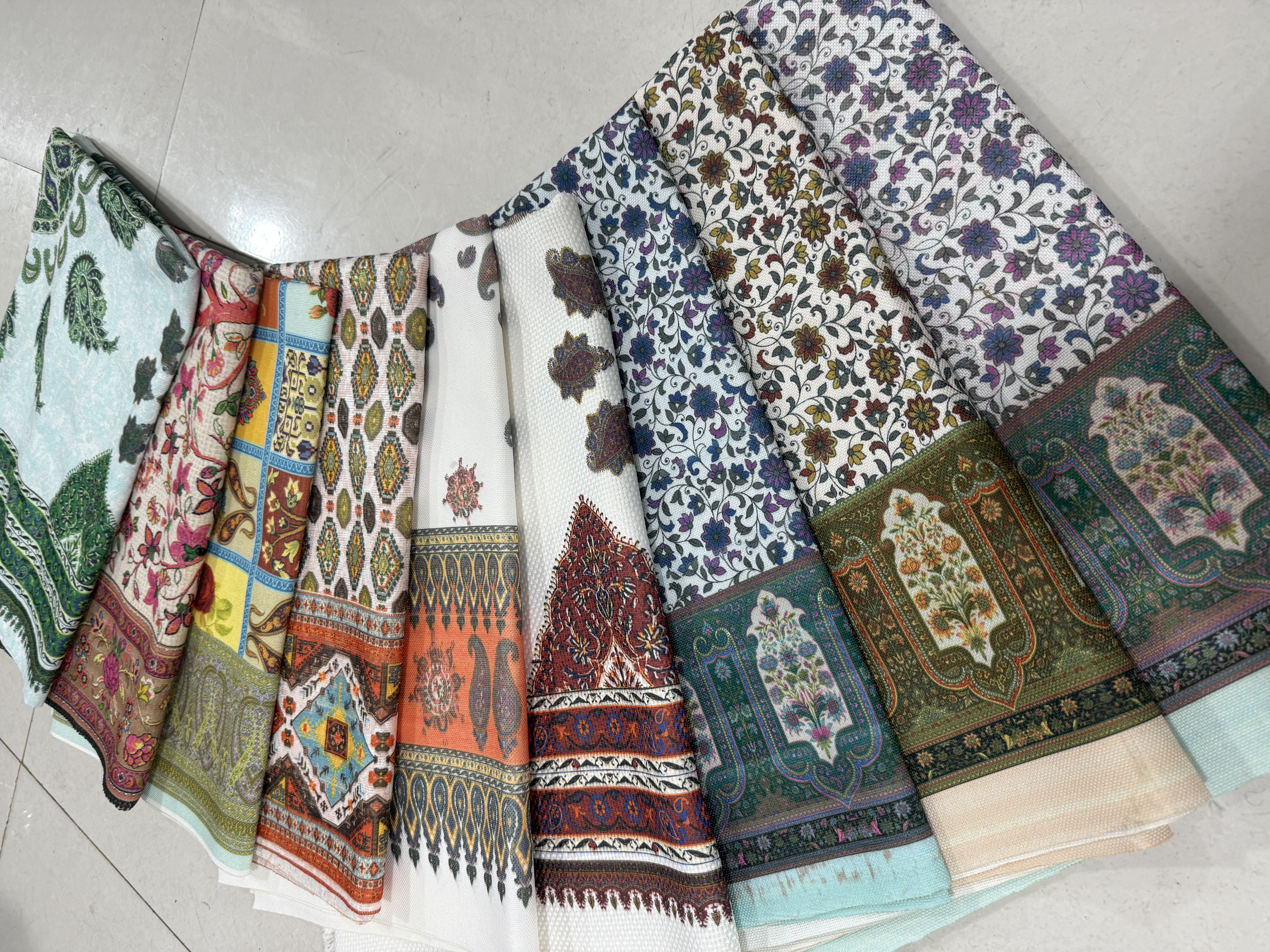 زیر سفره مخمل چاپی سایز ۱ در ۱٫۵ در رنگبندی و طرح بندی متنوع